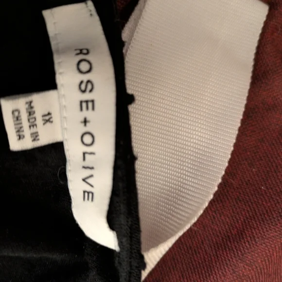 Rose & Olive Black and White V-Neck Top - Picture 6 of 6